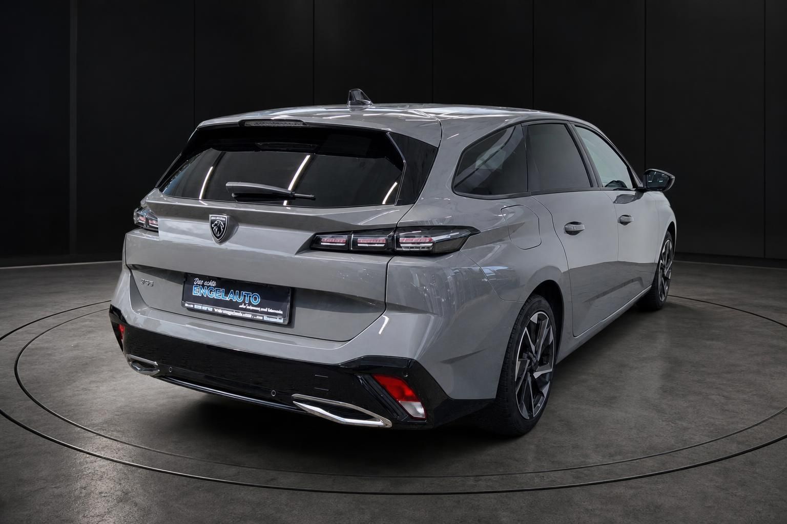 Peugeot 308 SW Kombi Grau, Heckansicht schräg im Studio