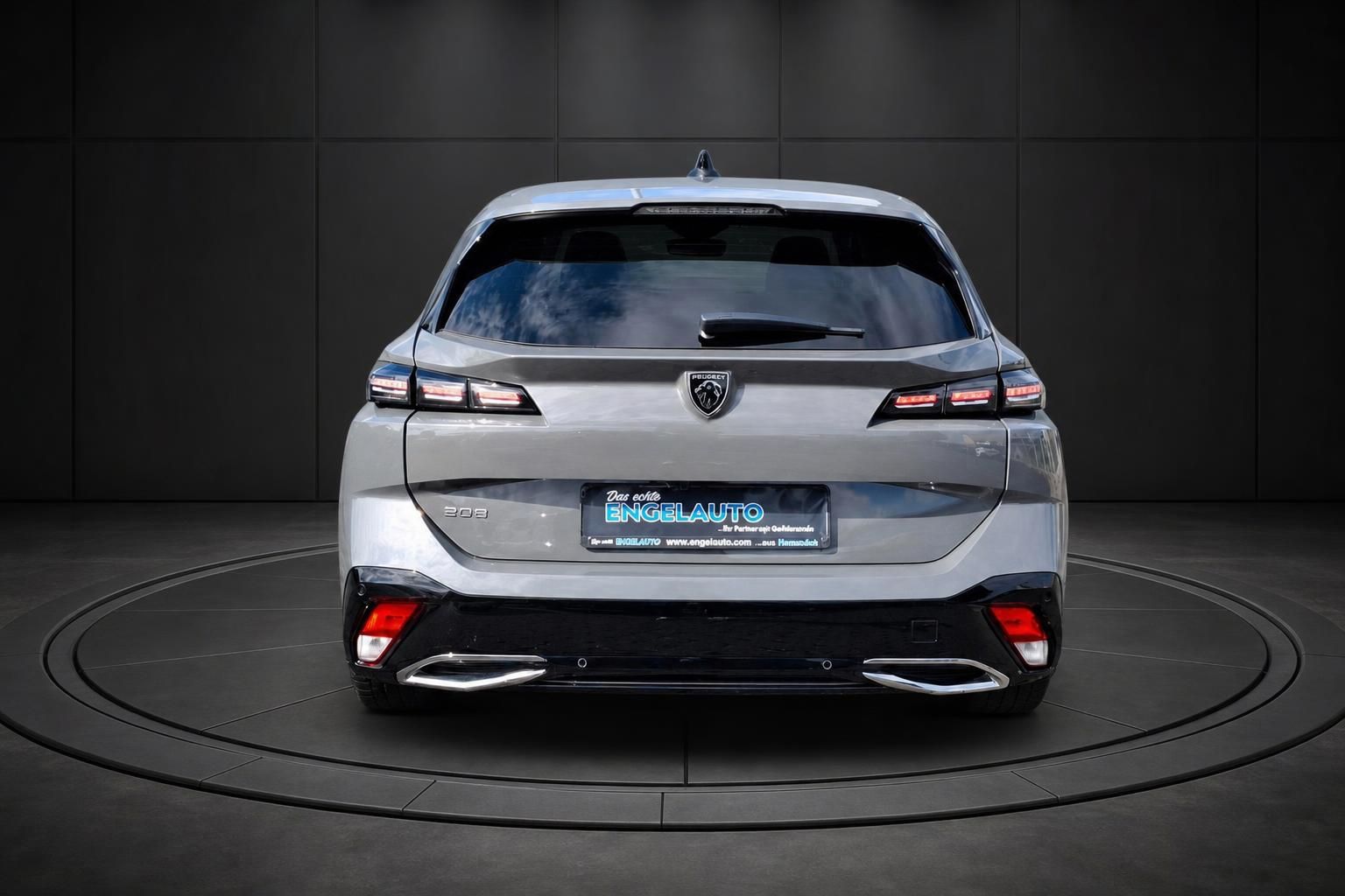 Peugeot 308 grau, direkte Heckansicht mit LED-Rückleuchten im Studio