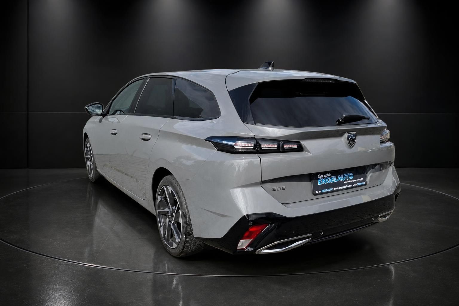 Peugeot 308 SW in Grau, Heckansicht schräg auf Drehteller im Studio