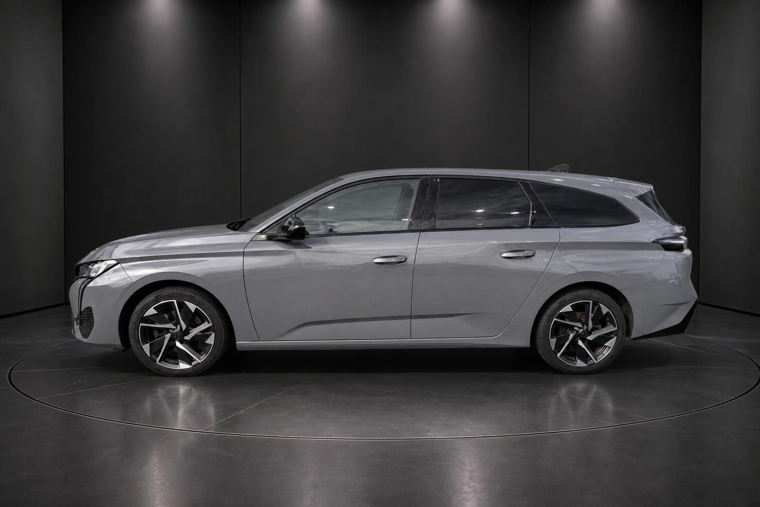 Peugeot 308 SW Grau, Seitenansicht im Fotostudio auf Drehbühne