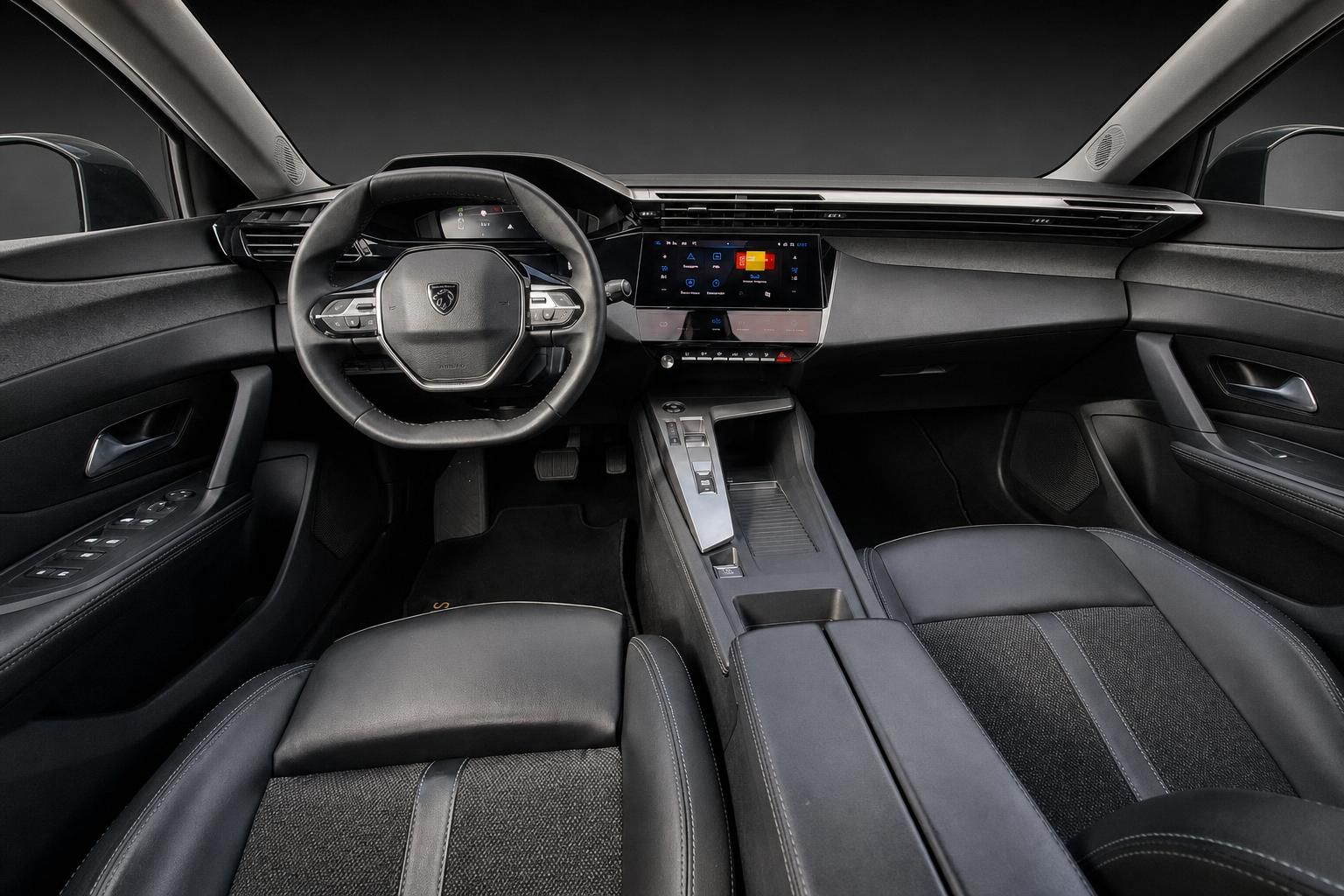 Peugeot Innenraum mit Lenkrad, Cockpit und Sitzen in Schwarz
