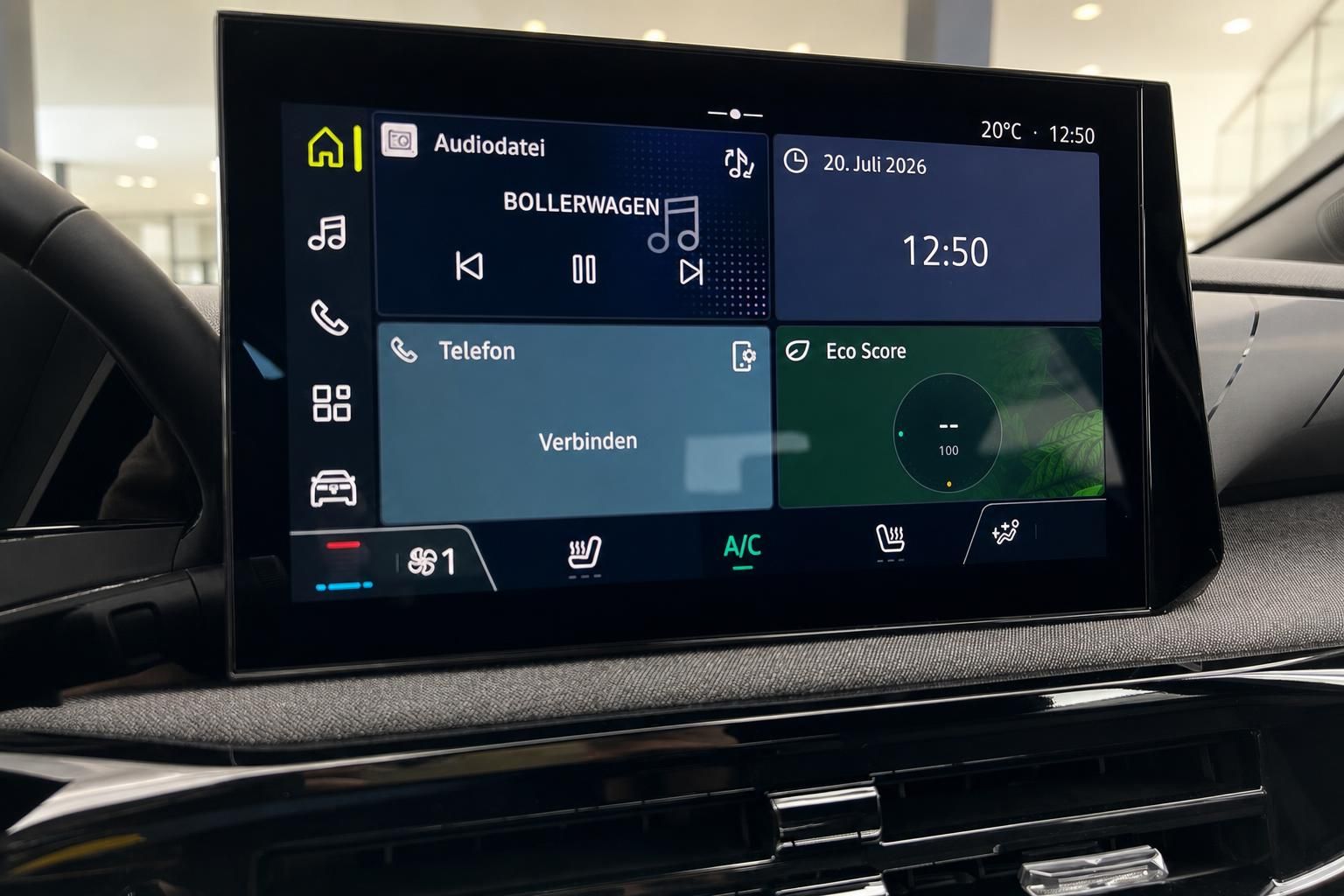 Infotainment-Touchscreen mit Klimaanzeige und Eco Score im Fahrzeug
