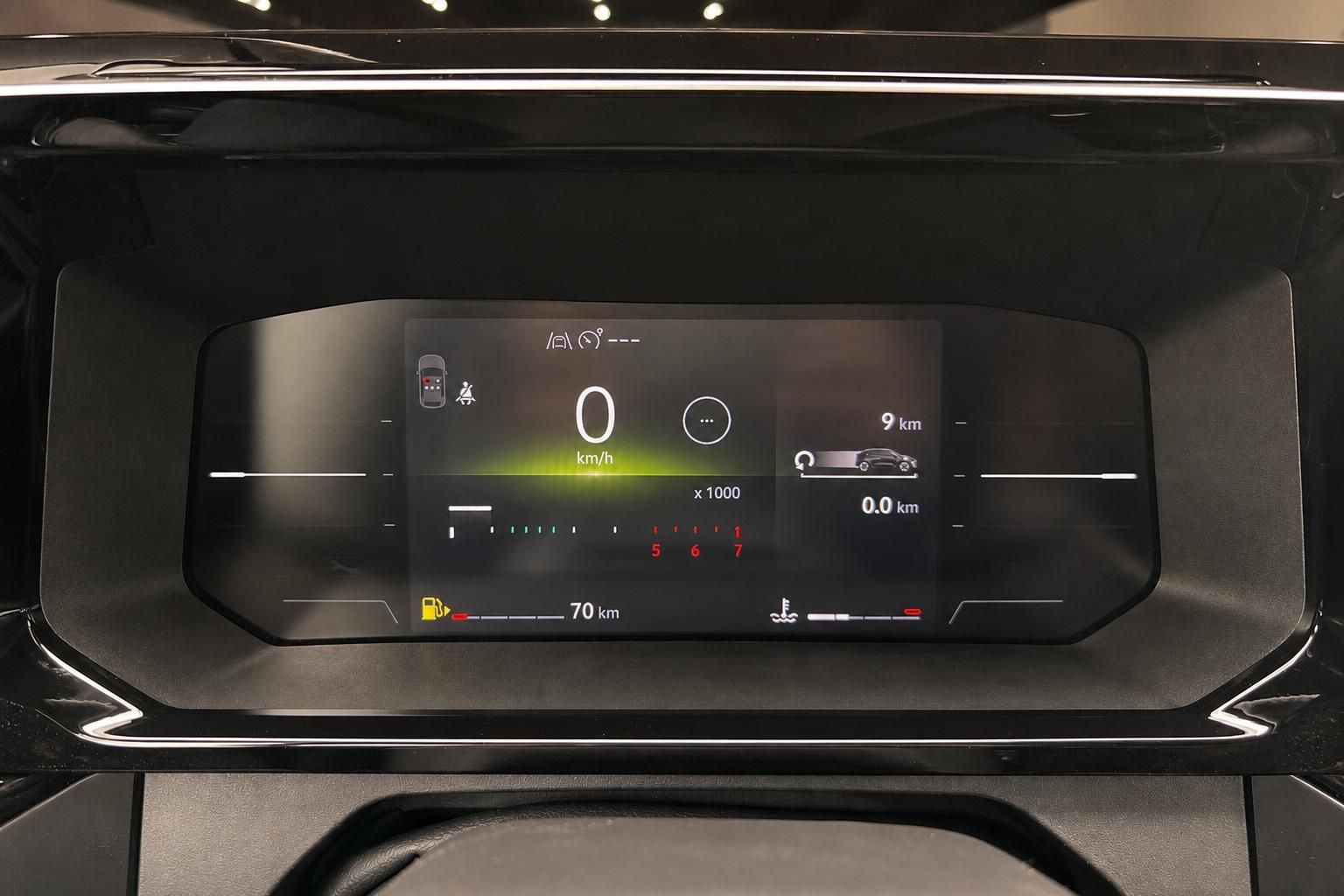 Digitales Kombiinstrument mit Tacho und Fahrzeuganzeige im Cockpit