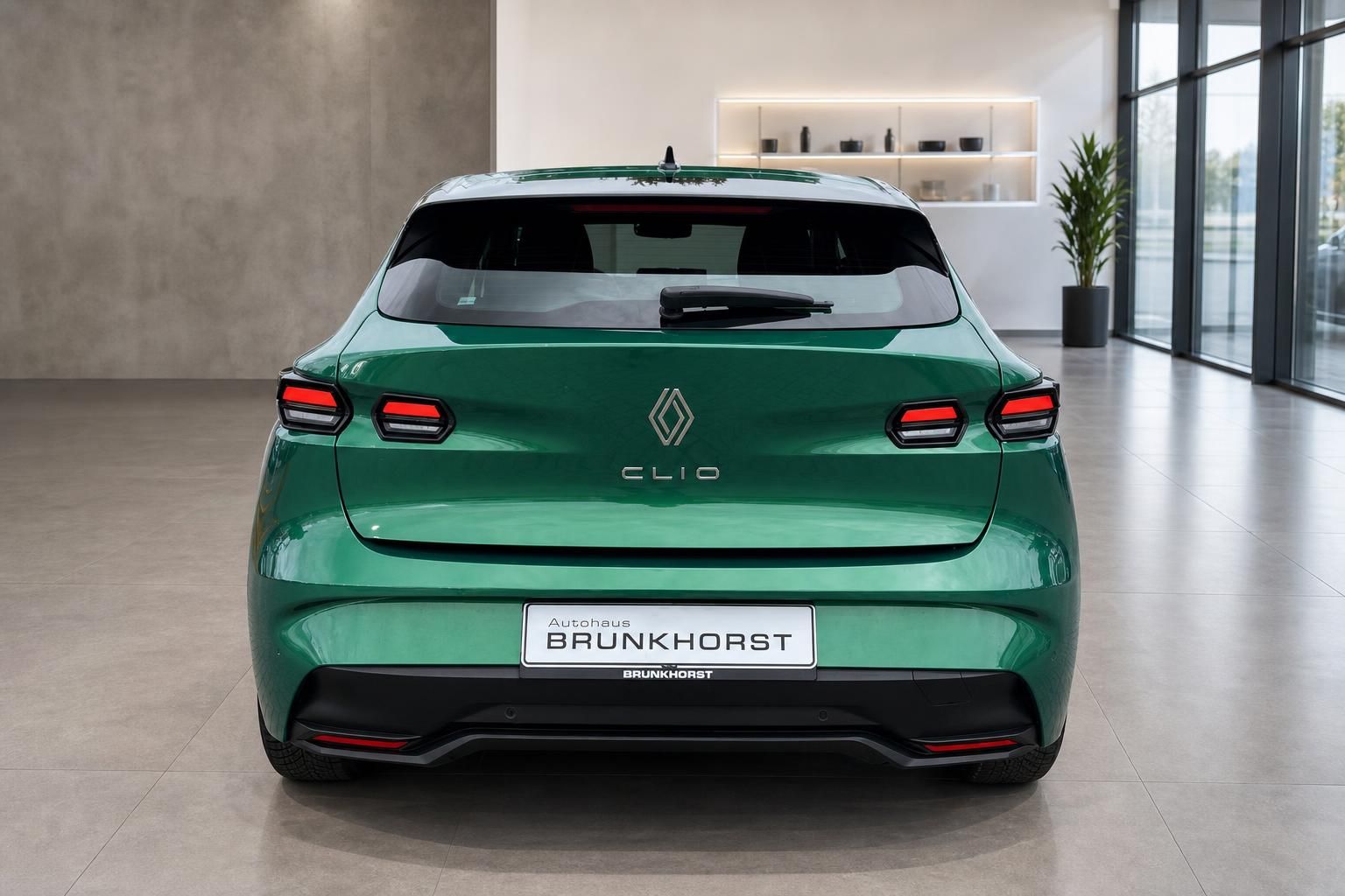 Renault Clio Heckansicht in Gruen mit LED-Ruecklichtern, Autohaus Brunkhorst