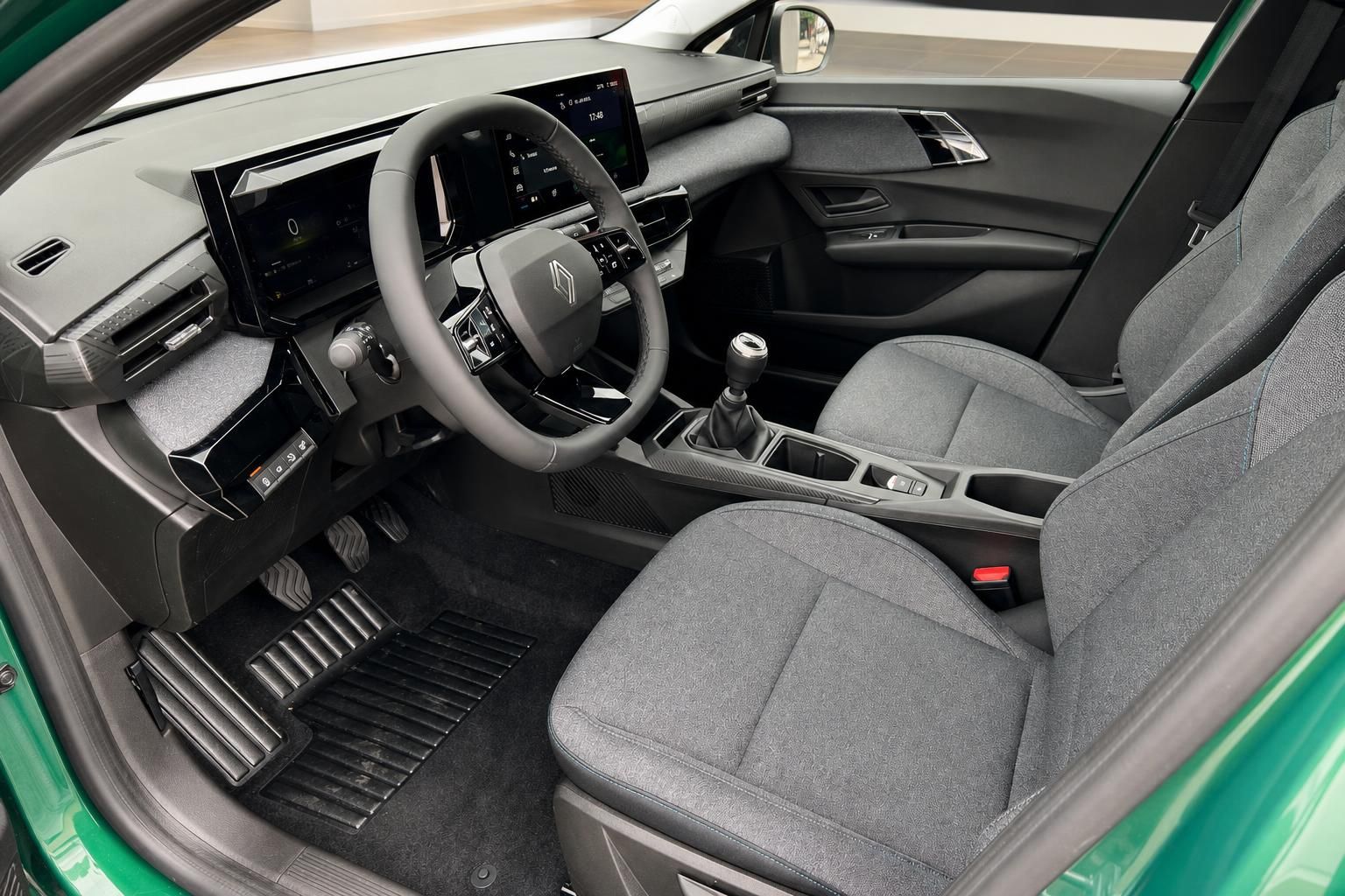 Renault Clio Innenraum mit Cockpit, Lenkrad und Schaltgetriebe