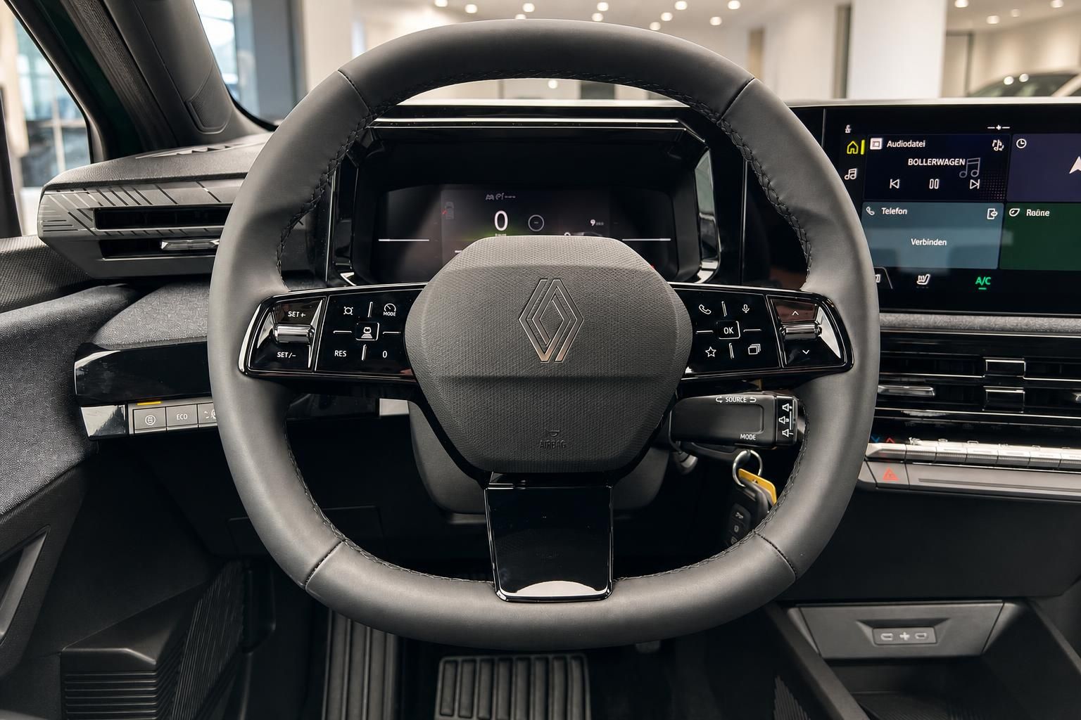 Renault Lenkrad mit Multifunktionstasten und Digitalcockpit im Innenraum