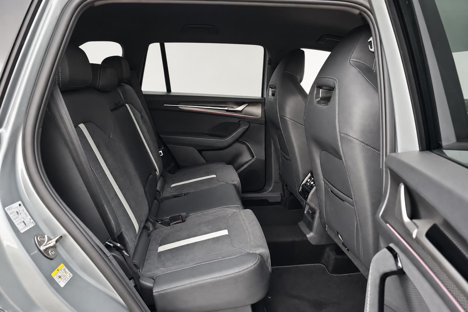 Rücksitze eines SUV mit schwarzem Lederinterieur und geöffneter Tür