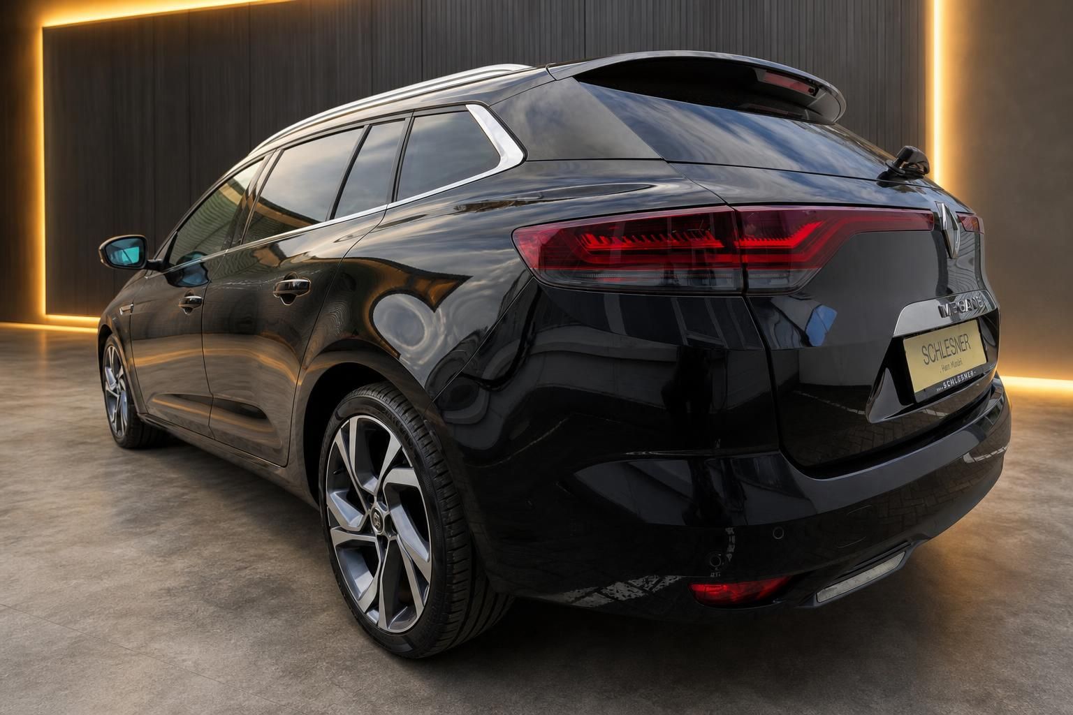 Renault Megane Grandtour schwarz Heckansicht seitlich mit Felgen