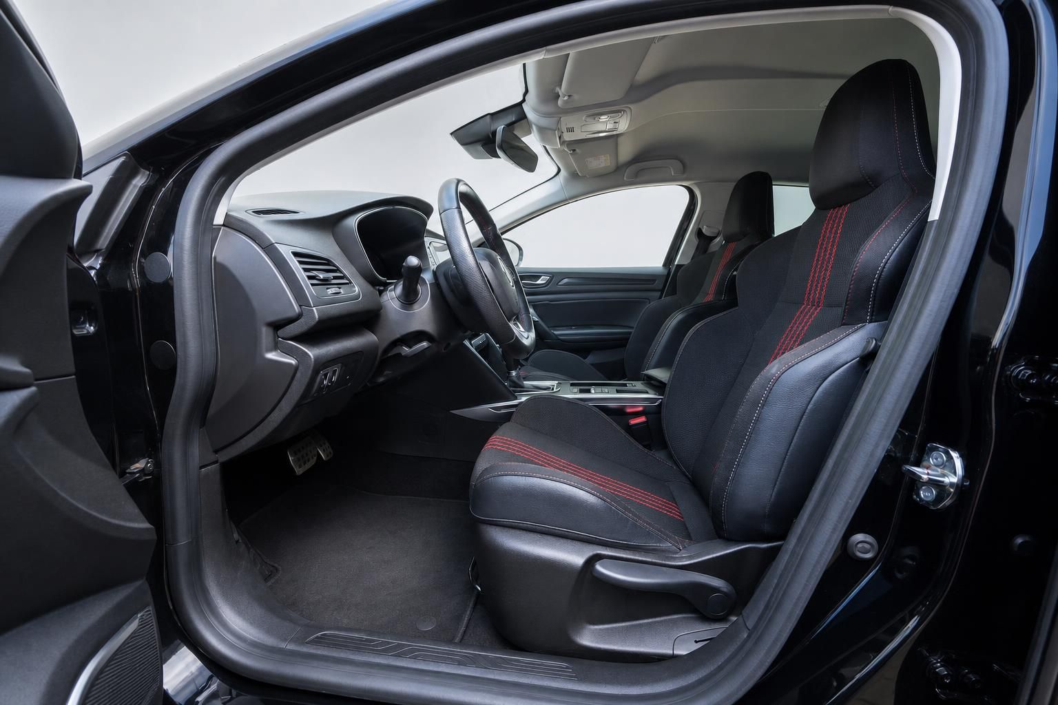 Renault Megane Innenraum, Vordersitze mit roten Ziernaehten