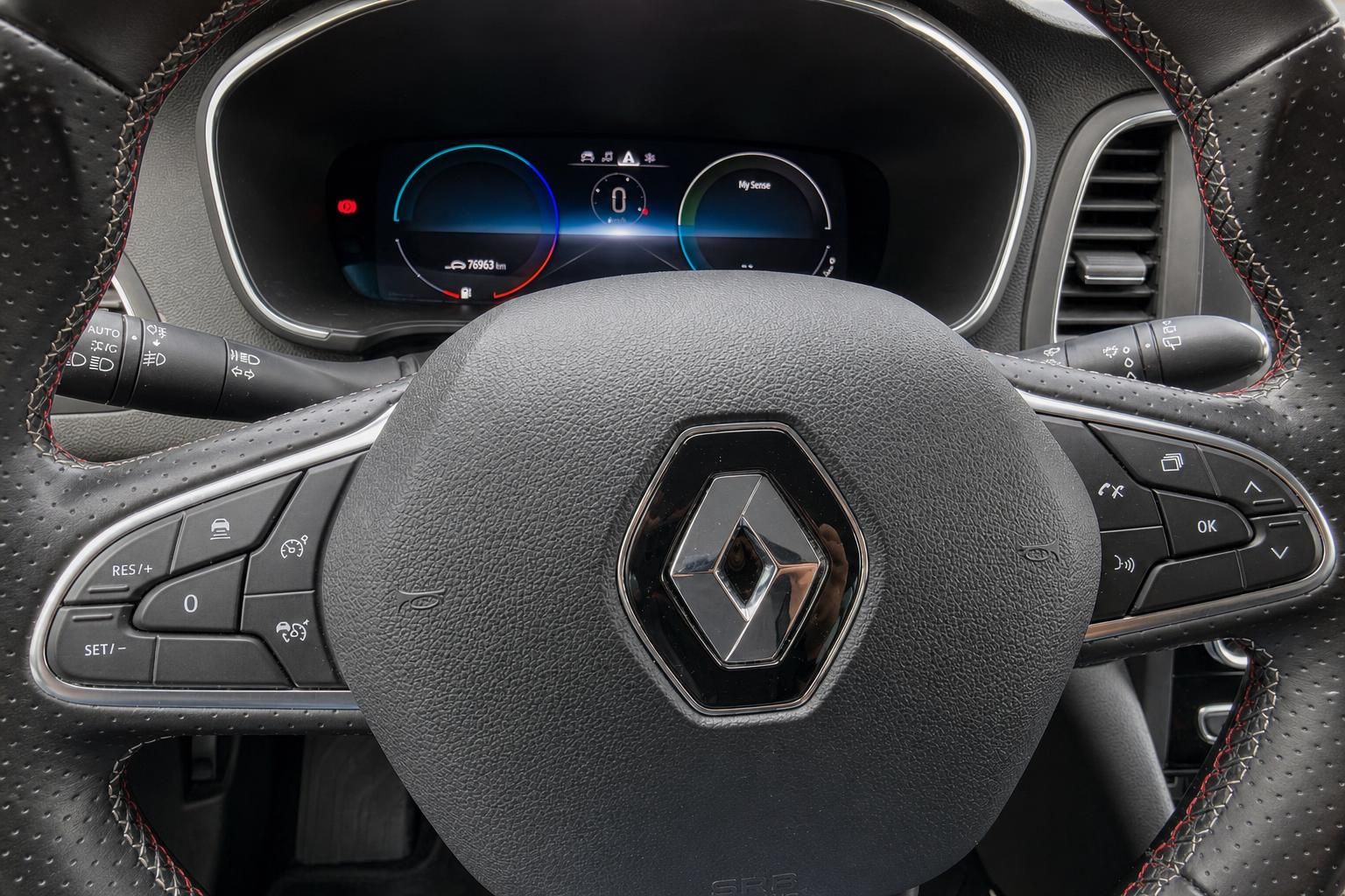 Renault Lenkrad Nahaufnahme mit Tacho und Bedienelementen