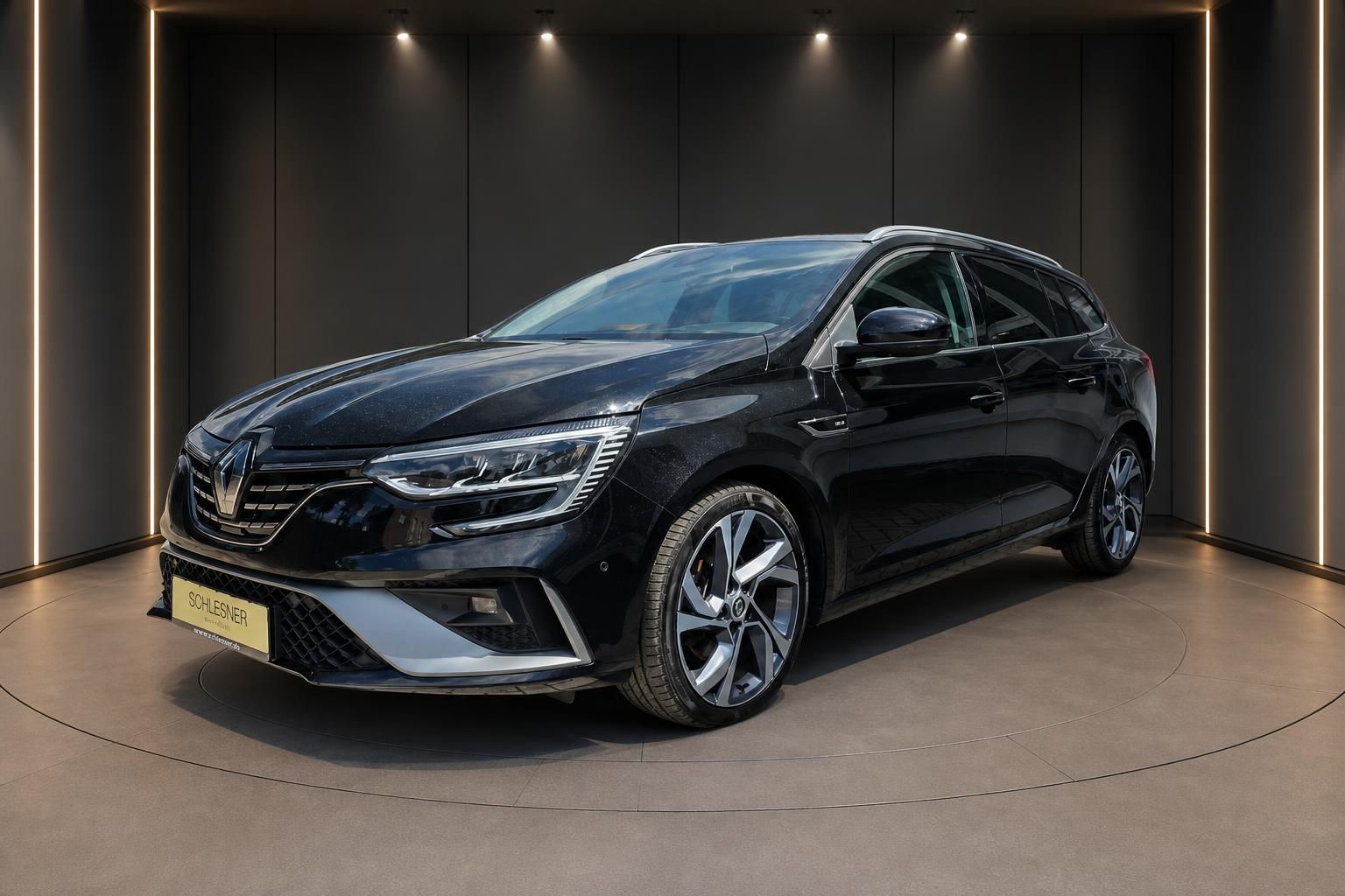 Renault Megane Kombi schwarz seitliche Frontansicht Showroom