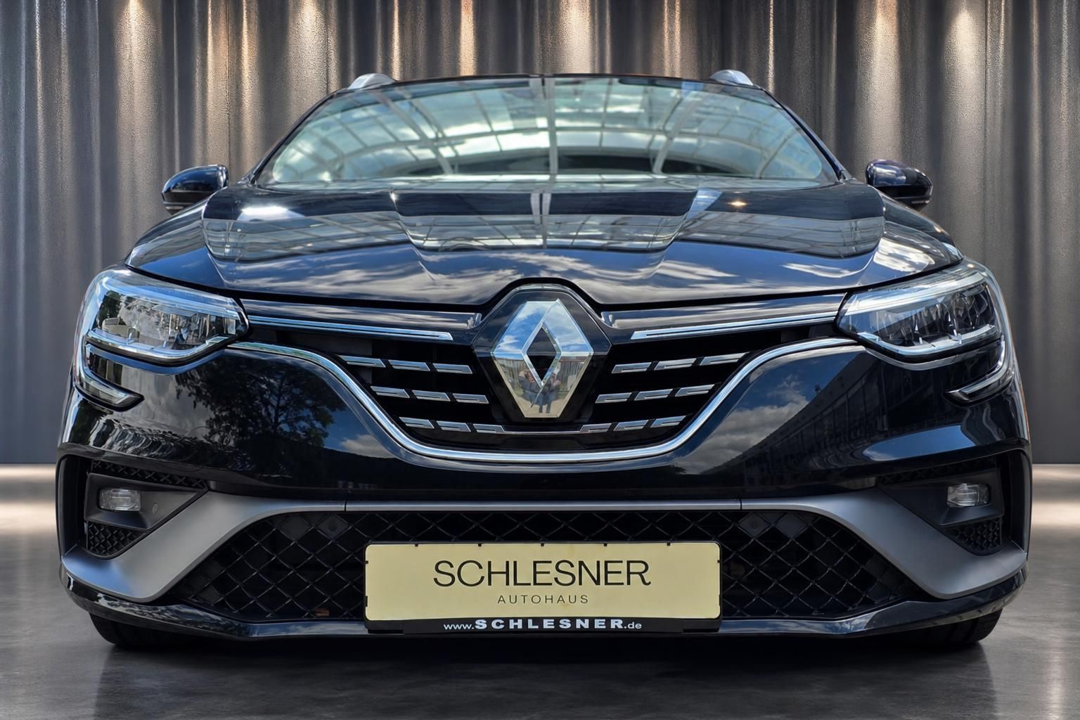 Renault Megane schwarz Frontansicht mit Kennzeichenhalter Schlesner