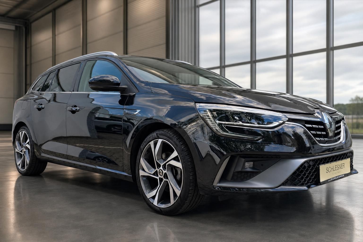 Renault Megane Grandtour schwarz Frontansicht in Halle