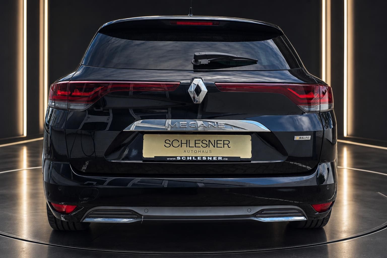 Renault Megane schwarz Heckansicht Rückleuchten Logo Nahaufnahme