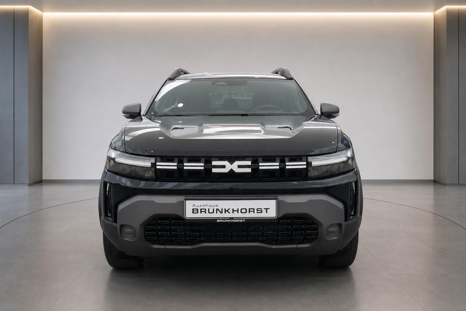 Schwarzer Dacia SUV Frontansicht mit DC-Logo und Händlerkennzeichen Brunkhorst