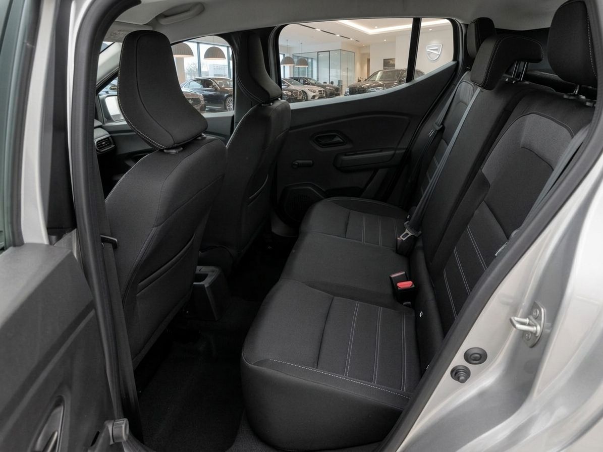 Dacia Rücksitze mit schwarzer Stoffausstattung und Sicherheitsgurten