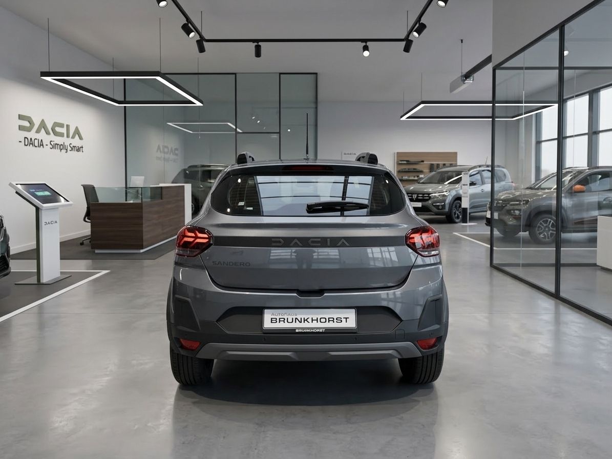 Dacia Sandero grau Heckansicht im Autohaus - kompakter Kleinwagen mit Rückleuchten