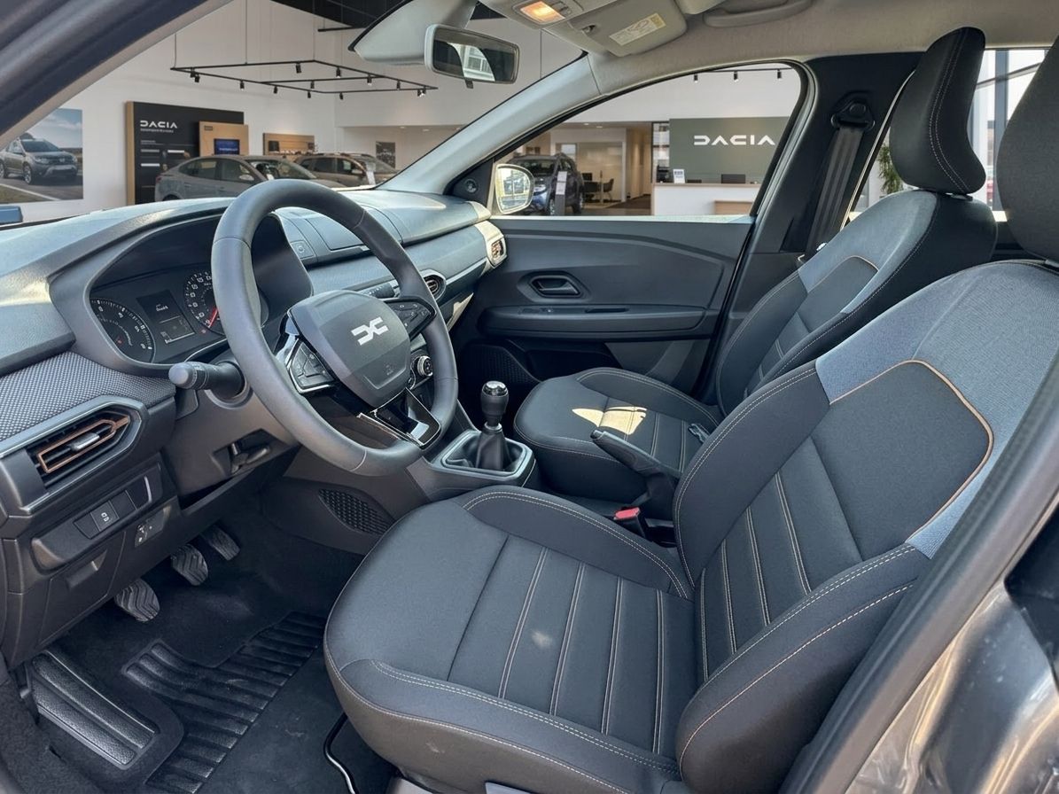 Dacia Innenraum schwarz-grau mit Schaltgetriebe - Cockpit und Fahrersitz Detailansicht