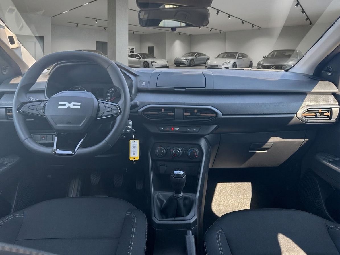 Dacia Innenraum mit Lenkrad und Armaturenbrett in schwarzer Ausstattung