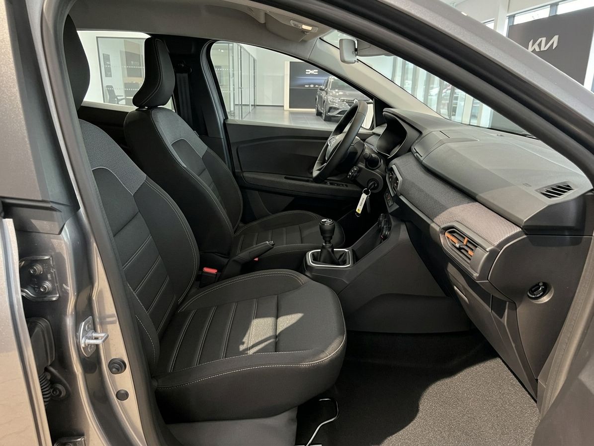 Dacia Beifahrersitz und Innenraum mit schwarzer Ausstattung und Schaltgetriebe