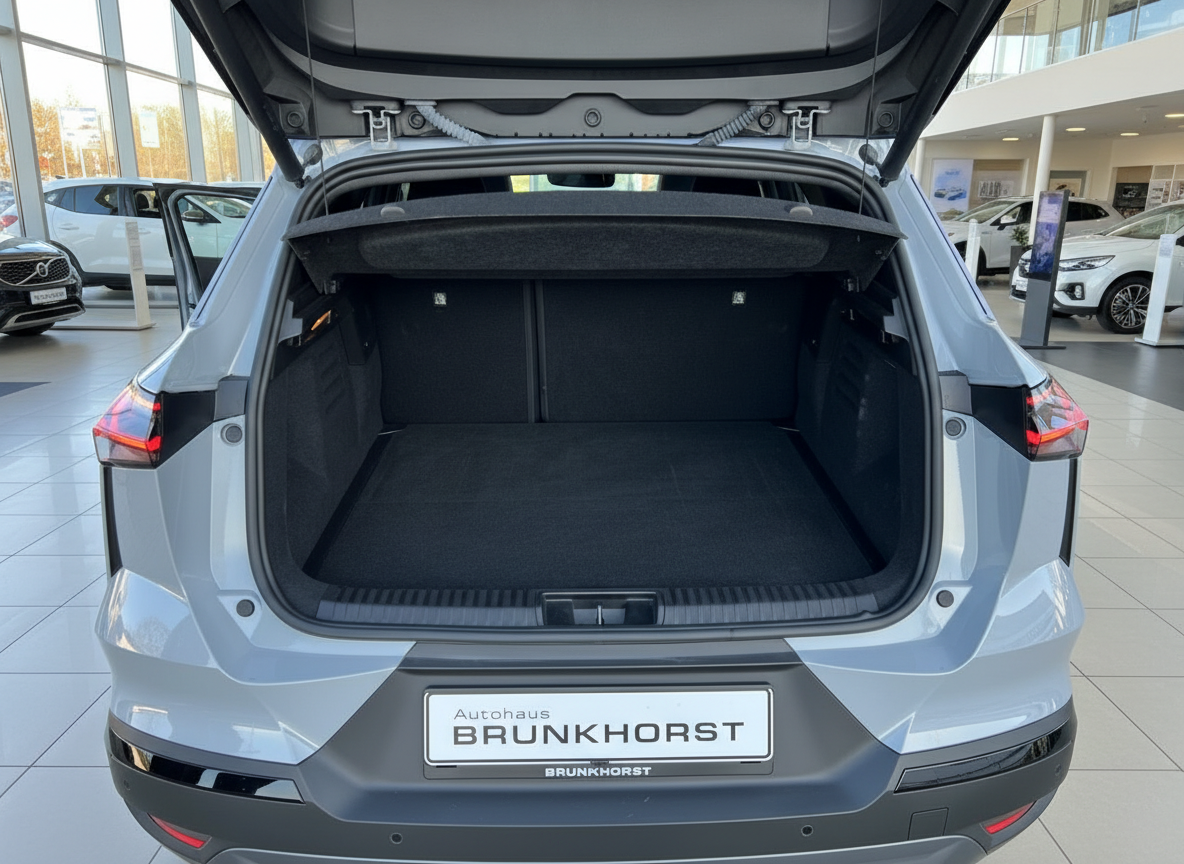 Grauer SUV Kofferraum offen im Autohaus Brunkhorst Showroom