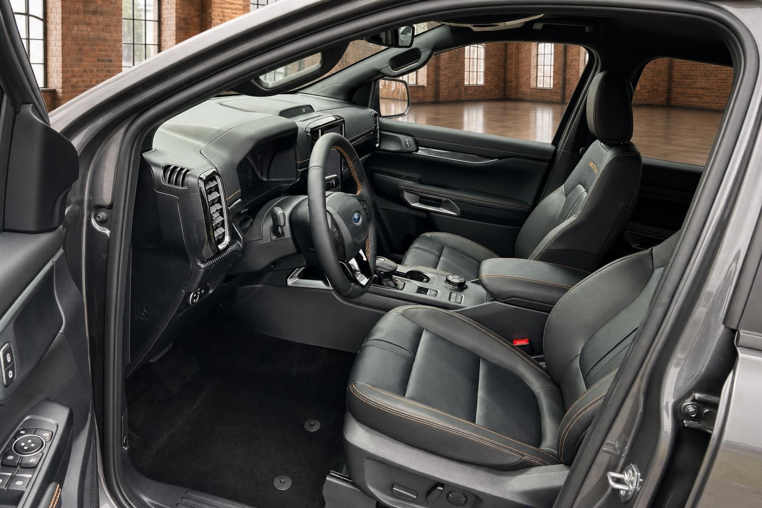 Ford Ranger Innenraum mit Ledersitzen und Cockpit
