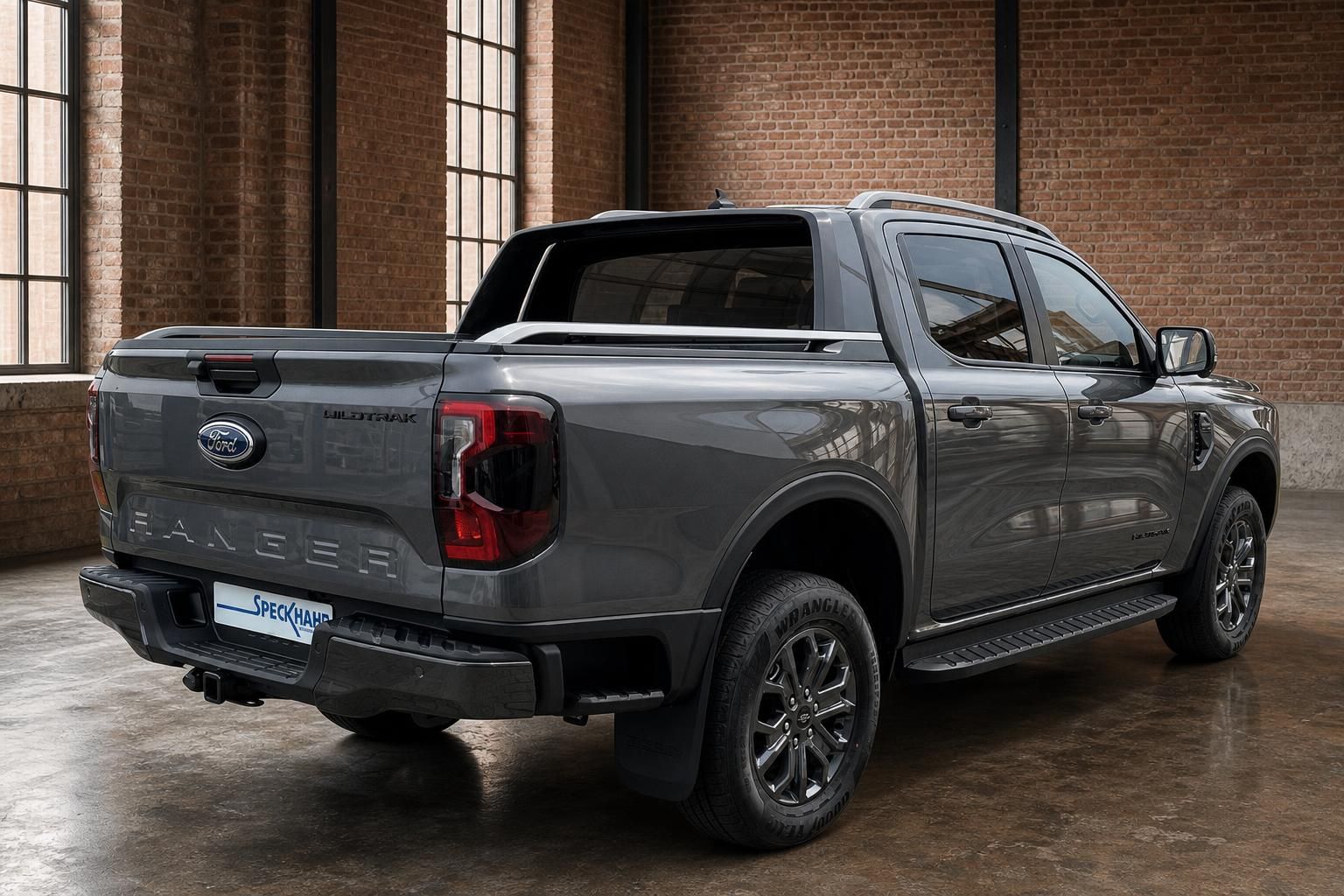 Ford Ranger Wildtrak grau Heckansicht schraeg Pickup Truck