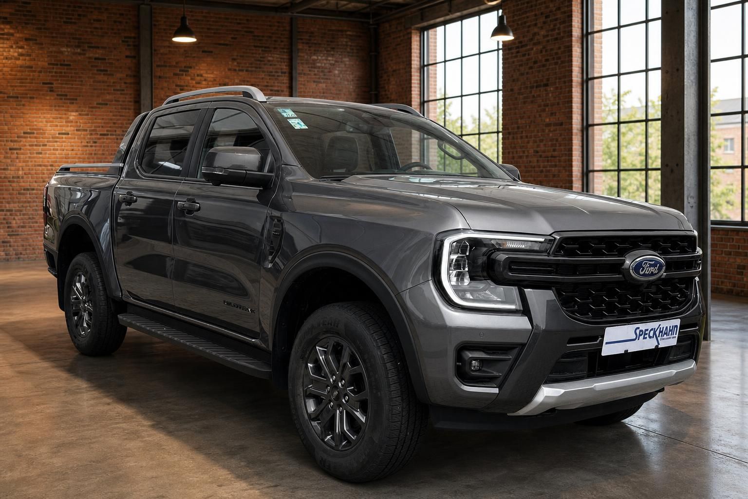 Ford Ranger Wildtrak grau Frontansicht seitlich Pickup Halle