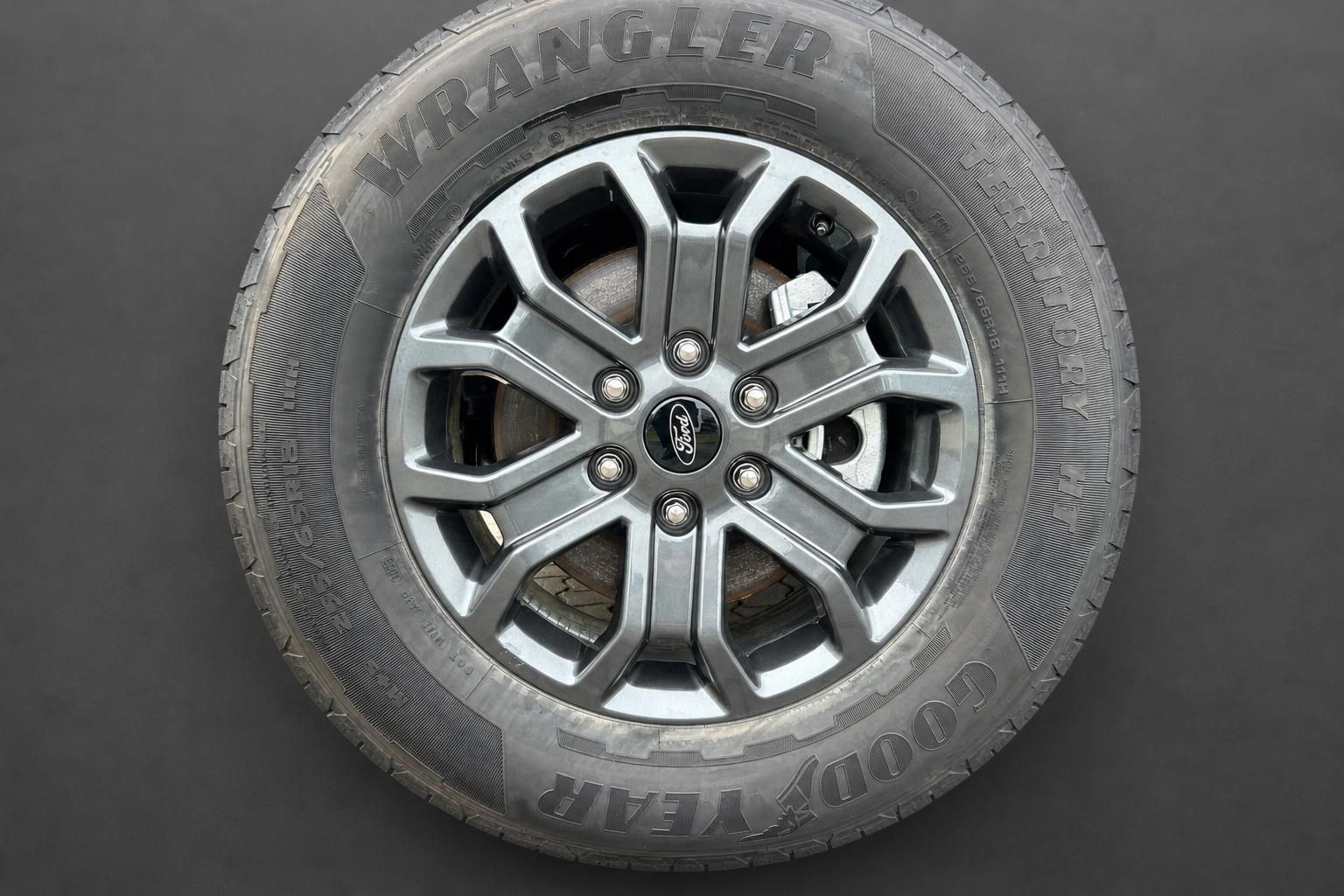 Ford Alufelge mit Goodyear Wrangler Reifen Nahaufnahme