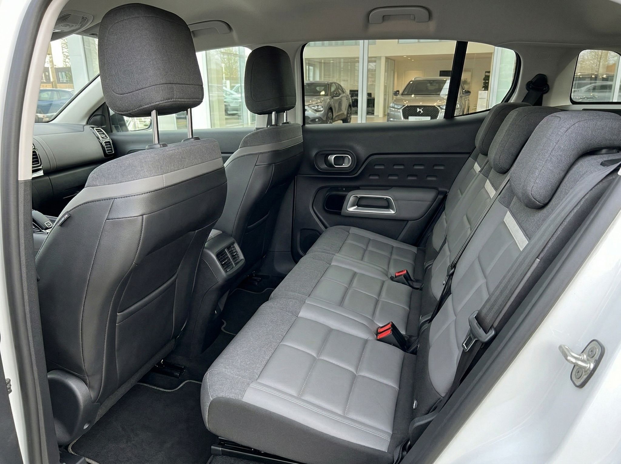 SUV Rücksitzbank mit grauen Polstern und Mittelkonsole
