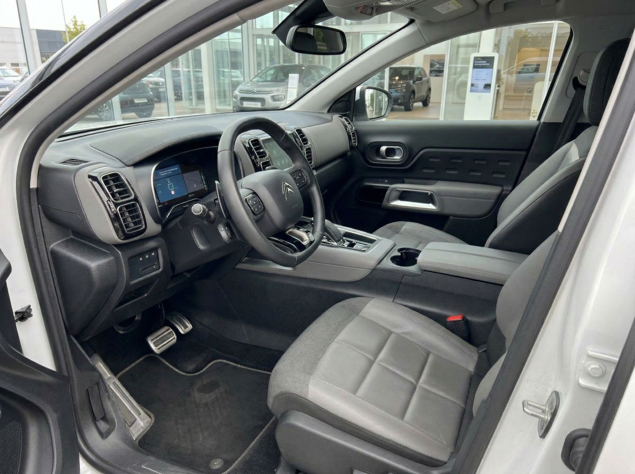 Citroën C5 Aircross Innenraum mit grau-schwarzer Ausstattung und digitalem Cockpit