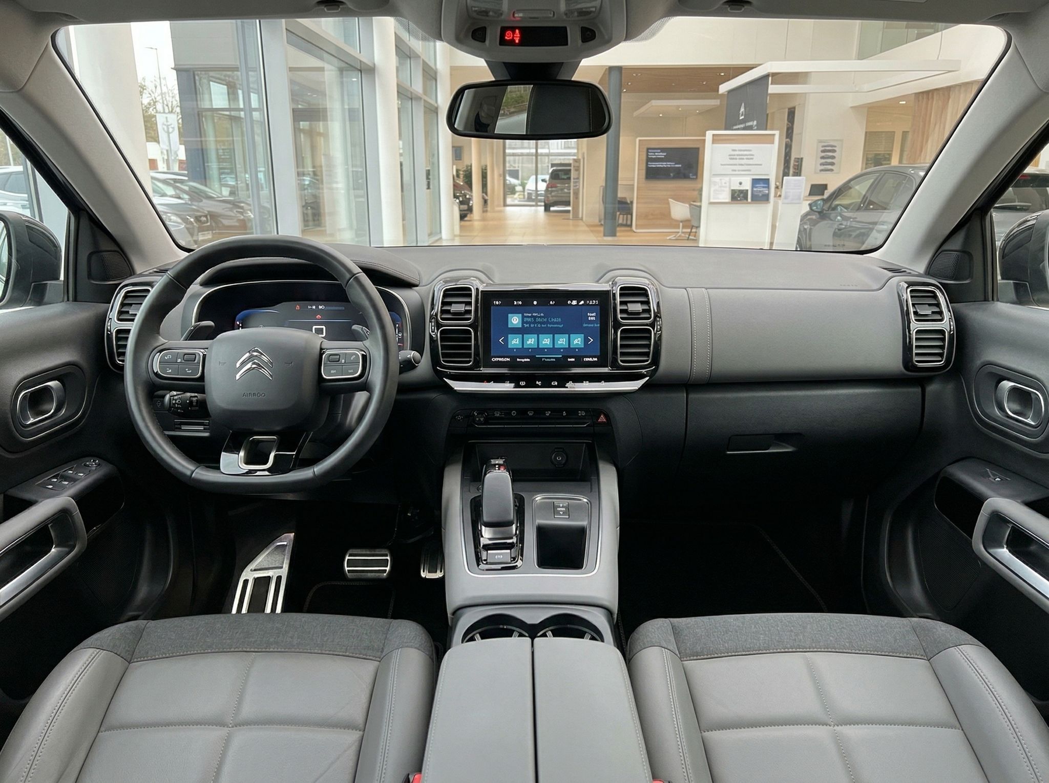 Citroën C5 Aircross Innenraum mit digitalem Cockpit und Touchscreen