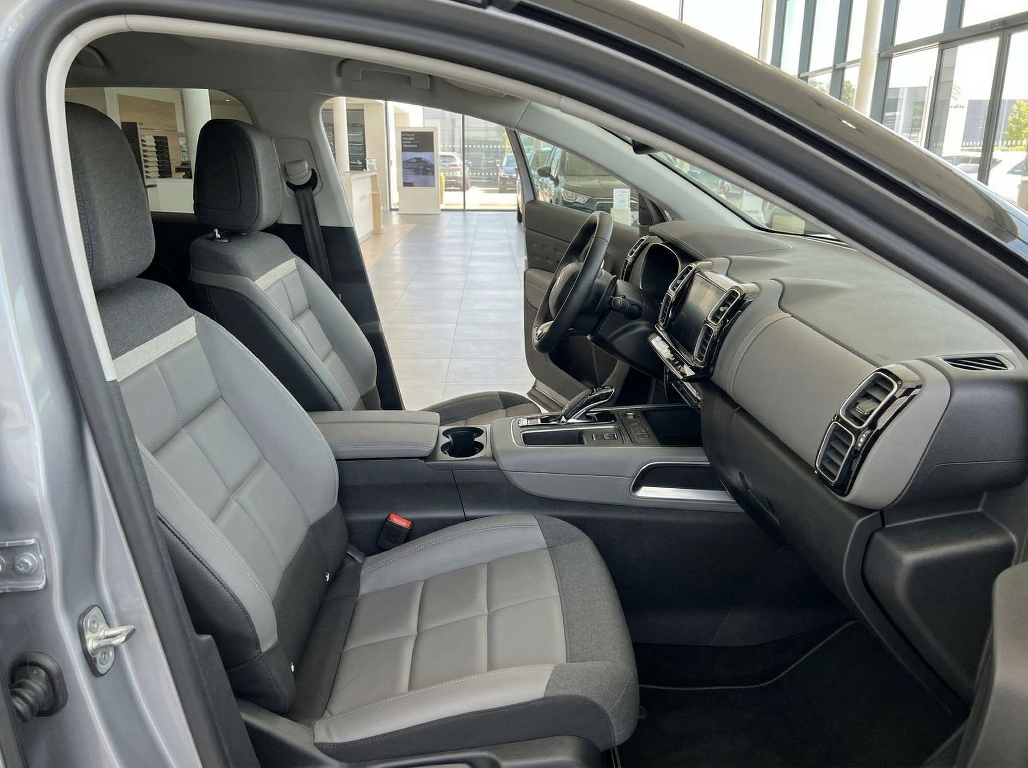 SUV Fahrzeug Innenraum mit hellen Ledersitzen und modernem Design