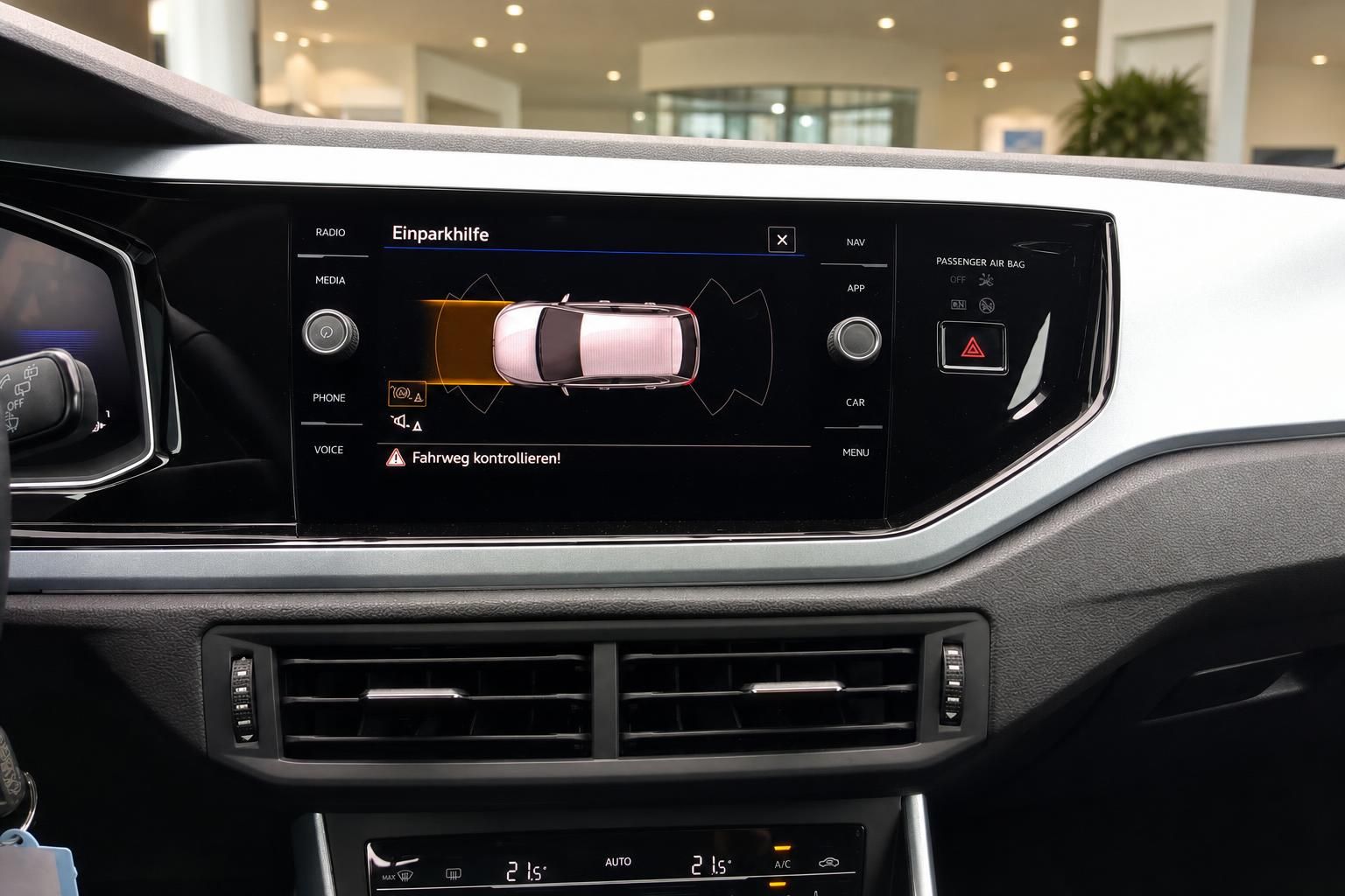 VW Infotainment-Display mit aktivierter Einparkhilfe