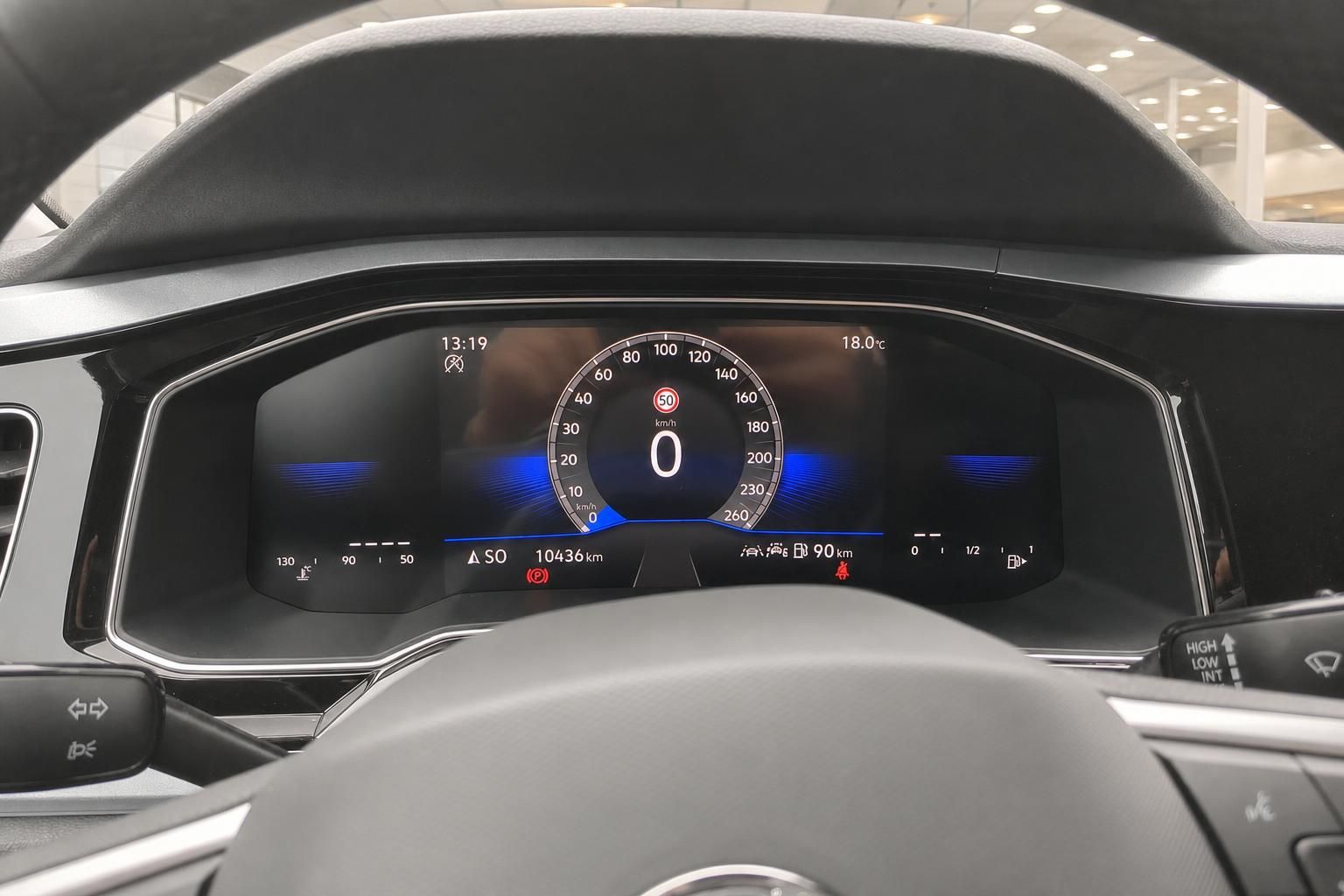 Digitales Kombiinstrument mit Tachoanzeige im Fahrzeugcockpit