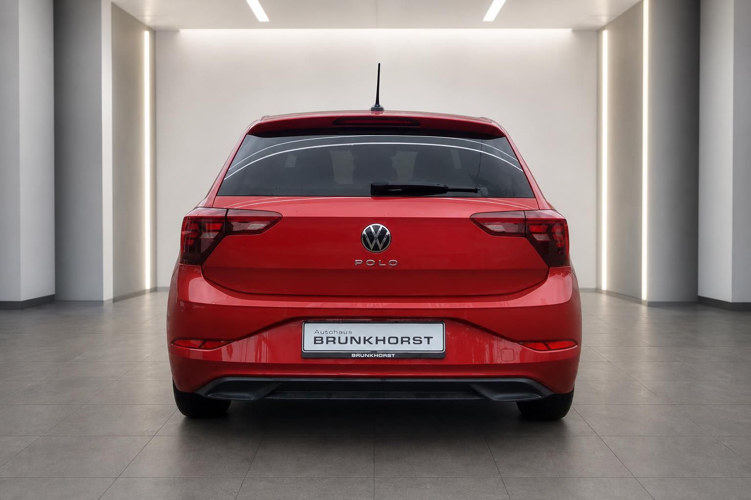 VW Polo rot Heckansicht mit LED-Rückleuchten im Autohaus