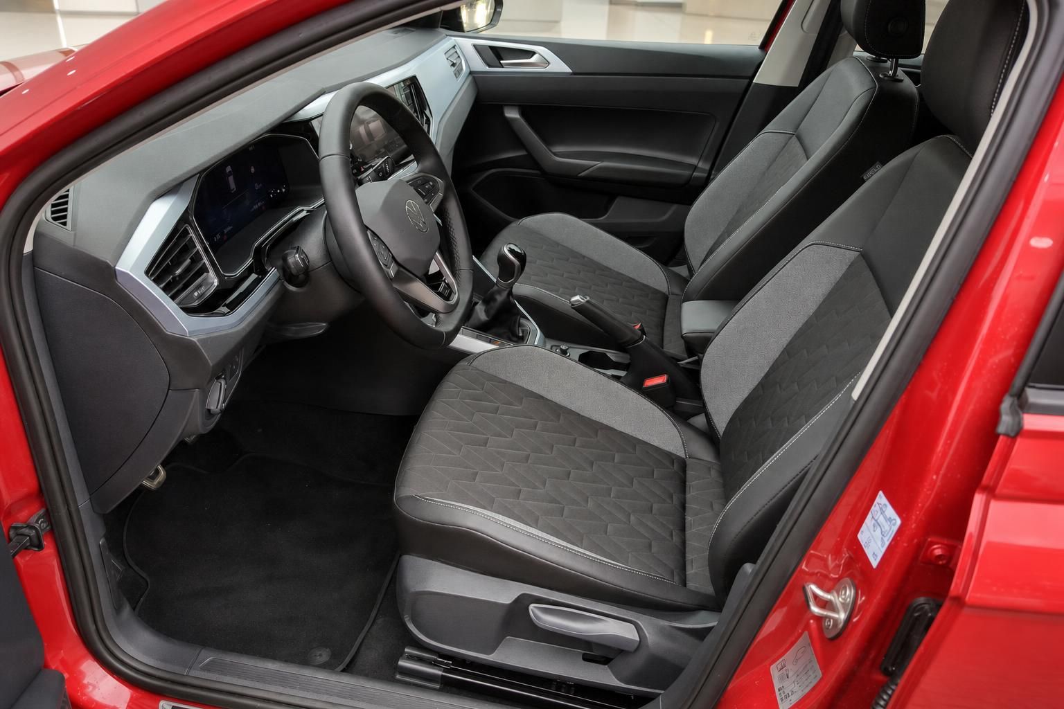 VW Polo Innenraum mit Sportsitzen und Cockpit im Detail