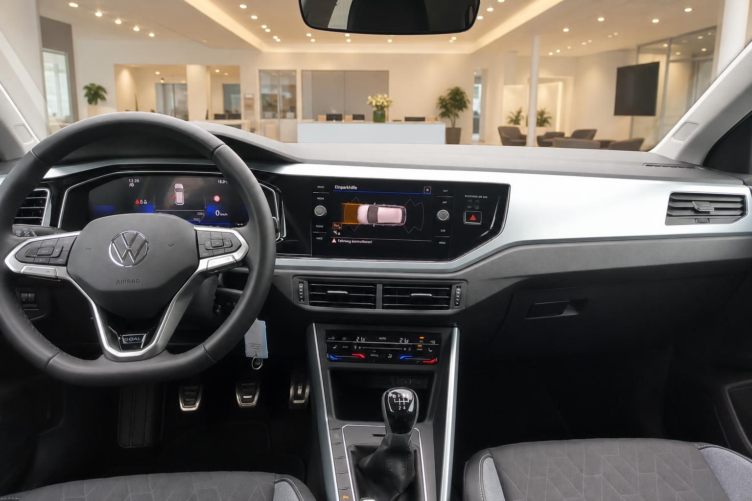 VW Polo Cockpit mit digitalem Tacho und Einparkhilfe-Display