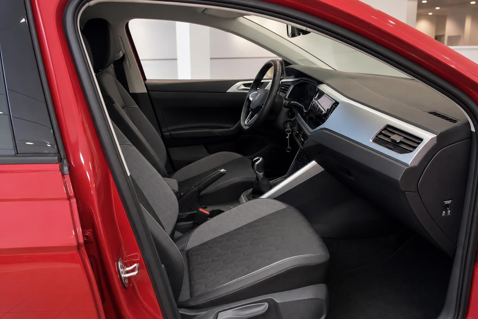 VW Innenraum mit Vordersitzen, Cockpit und Schaltknauf