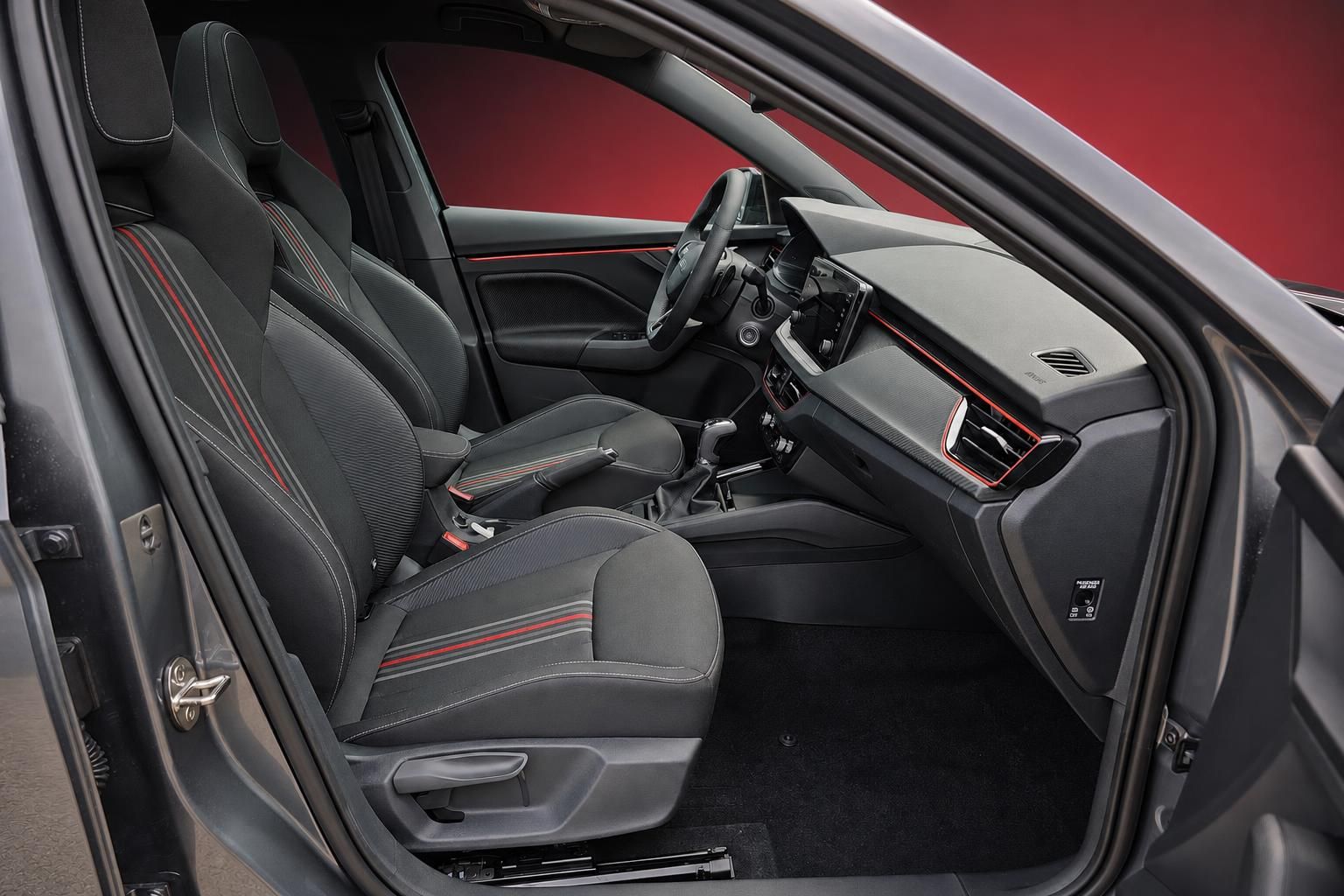 Skoda Fahrerraum mit Sportsitzen und Cockpit, Seitenansicht