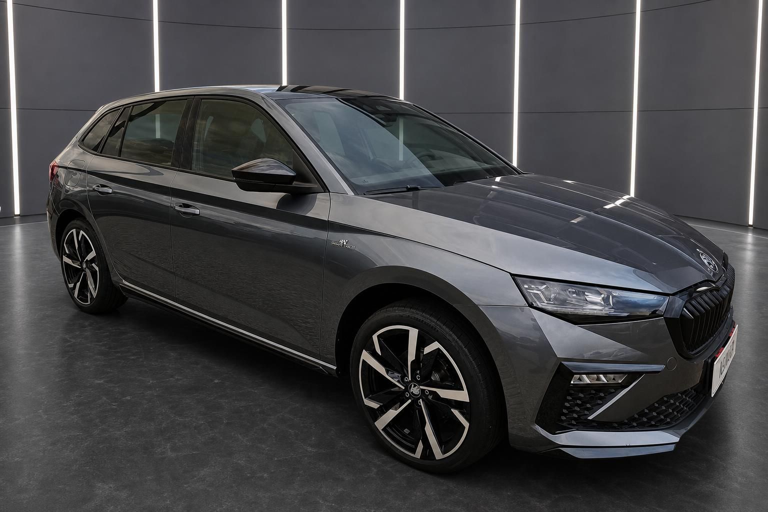 Skoda Scala Kombi grau, Dreiviertelansicht vorne im Showroom