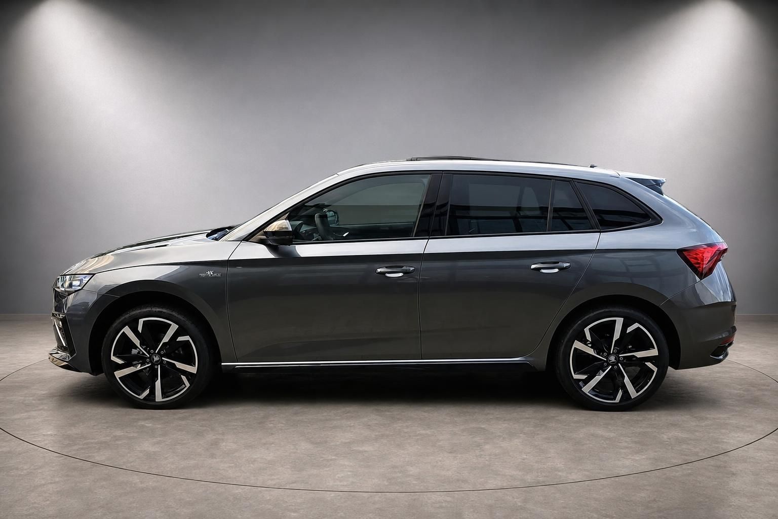 Skoda Scala Kombi in Grau, Seitenansicht im Studio