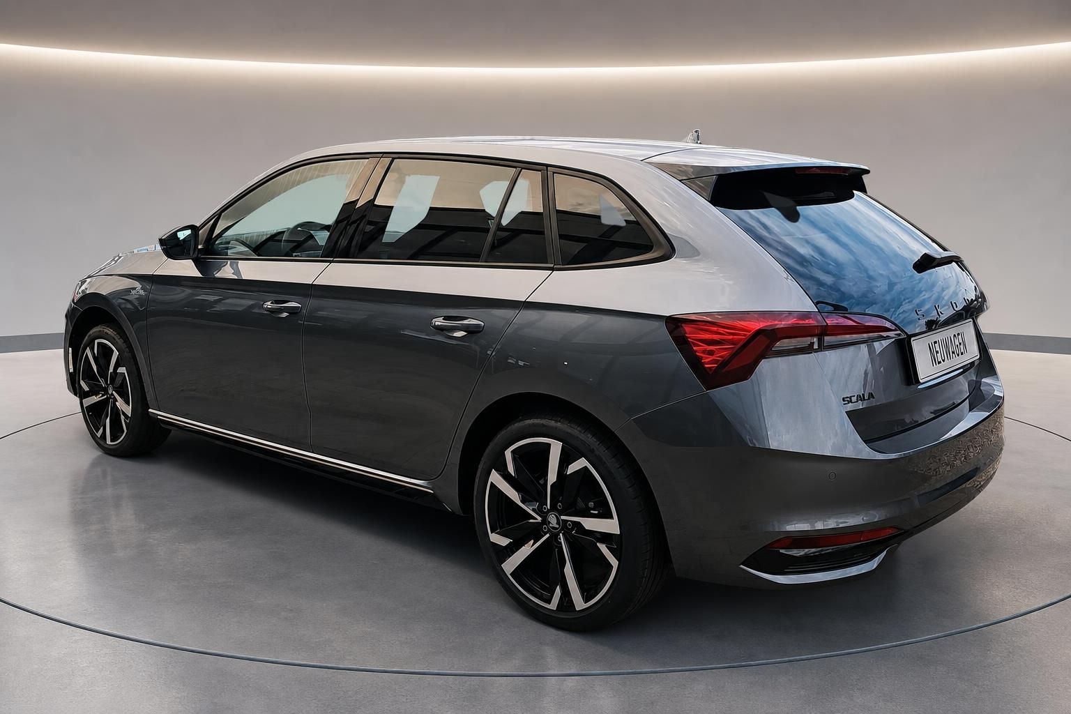 Škoda Scala Neuwagen grau, Heckansicht seitlich im Studio