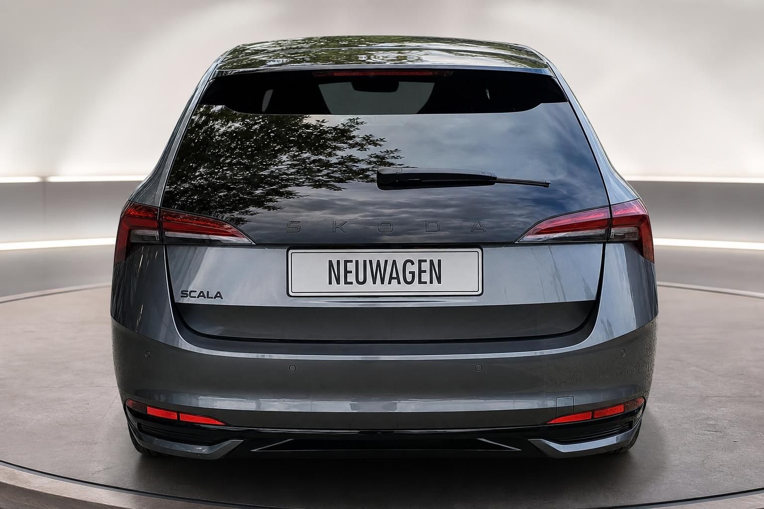 Škoda Scala Neuwagen in Grau, Heckansicht mit Kennzeichenhalter