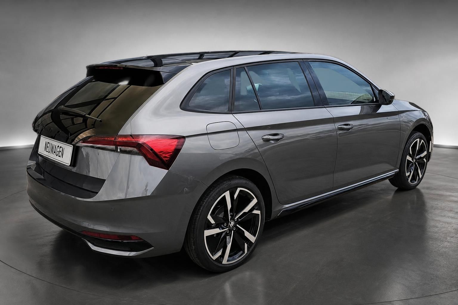 Škoda Scala Neuwagen grau, Heckansicht schräg von hinten