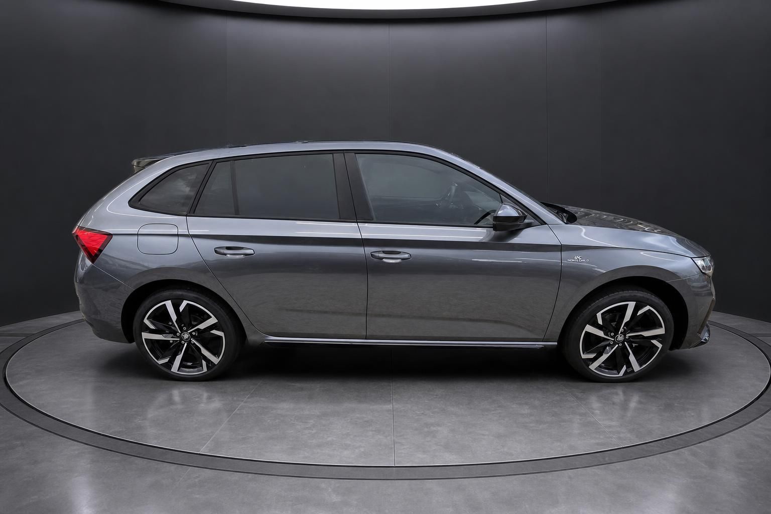 Škoda Scala grau, Seitenansicht im Fahrzeugstudio