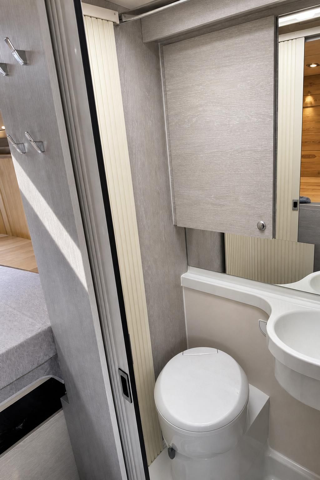 Kompaktes Bad mit Toilette und Waschbecken im Wohnmobil