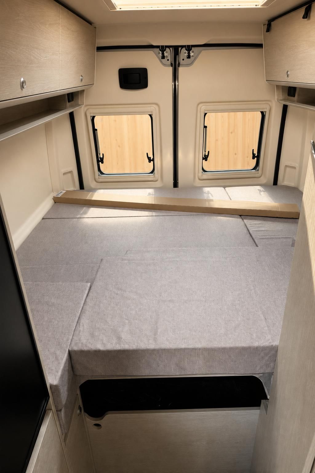 Heckbett im Wohnmobil mit Fenstern und Staufaechern