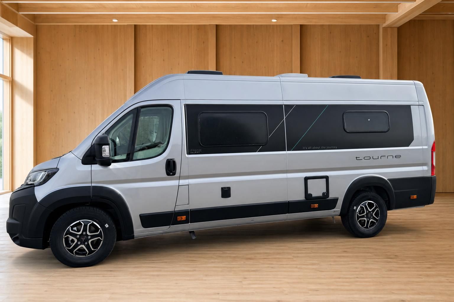 Tourne Kastenwagen Wohnmobil Seitenansicht in modernem Showroom