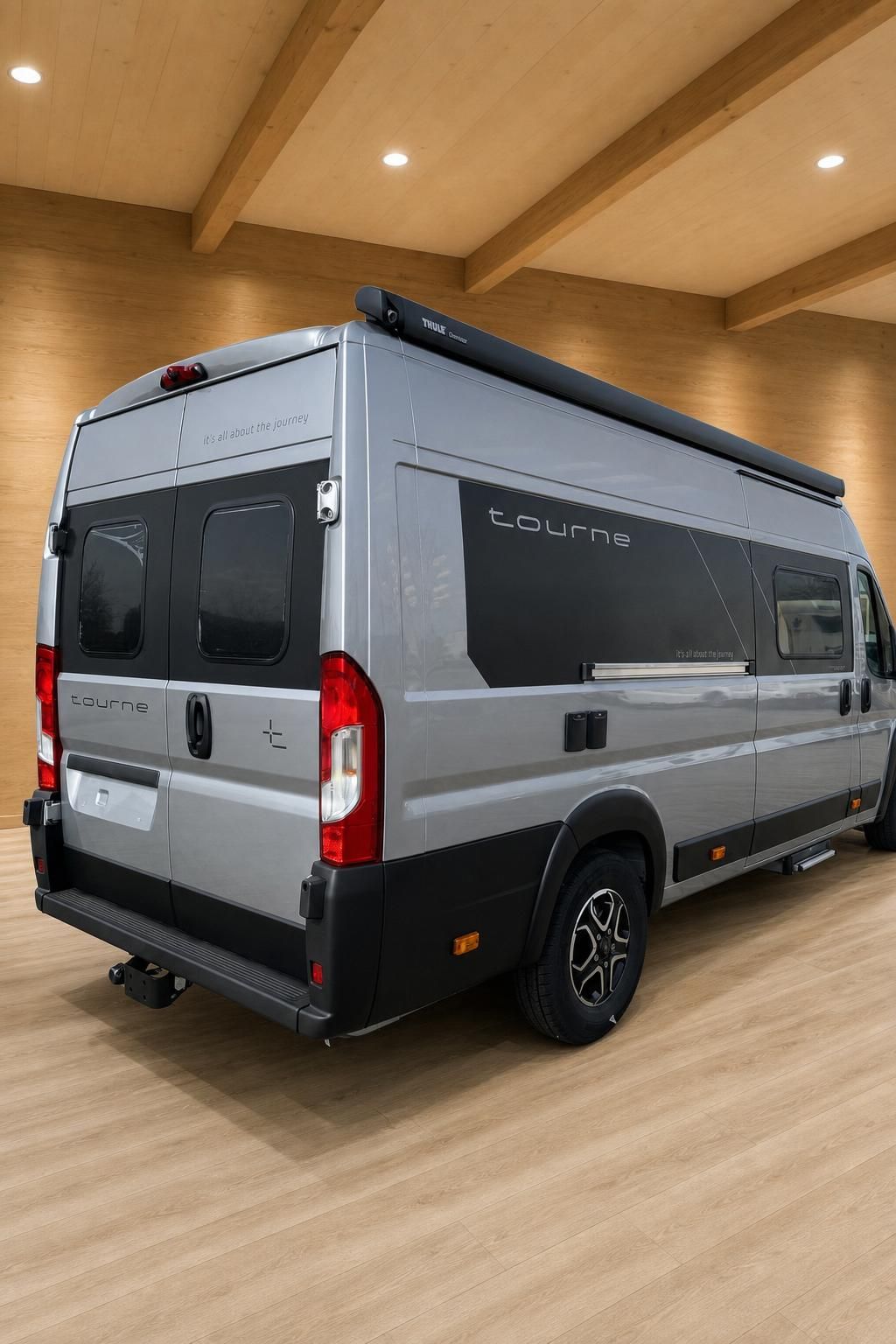 Tourne Wohnmobil Heckansicht mit Markise und Anhaengerkupplung
